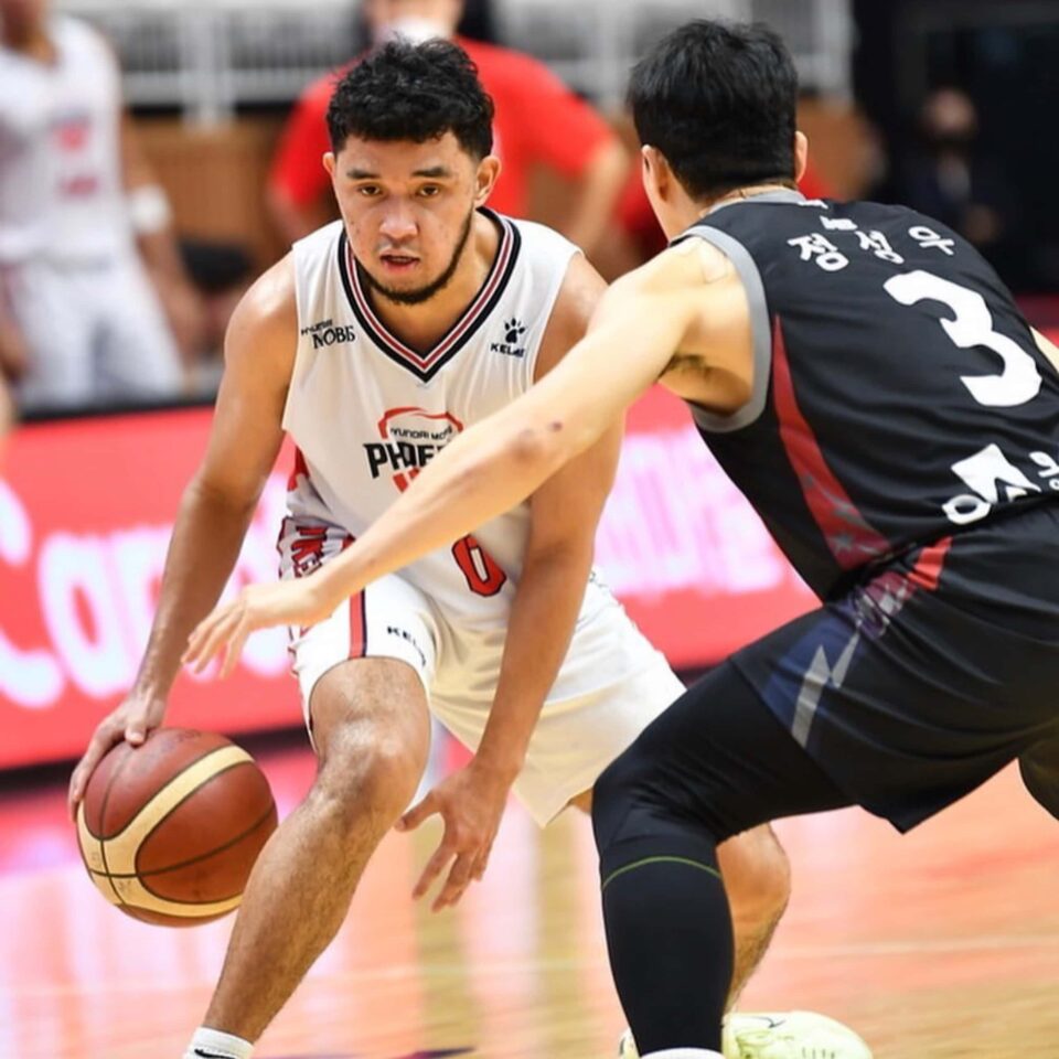 RJ Abarrientos wins the KBL Rookie of the Year Award