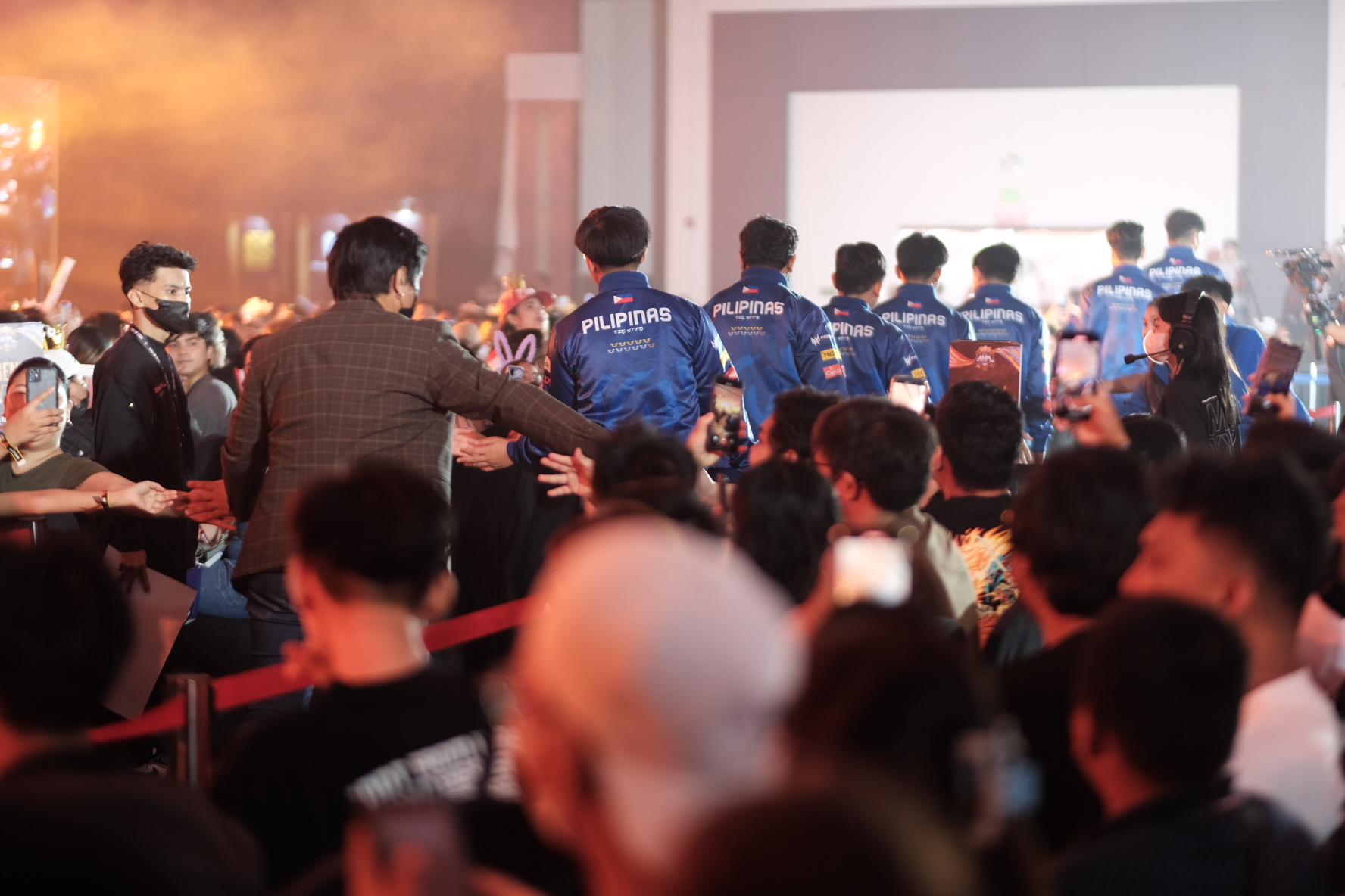 Team Sibol greeting the fans during the MPL S11 grand finals.