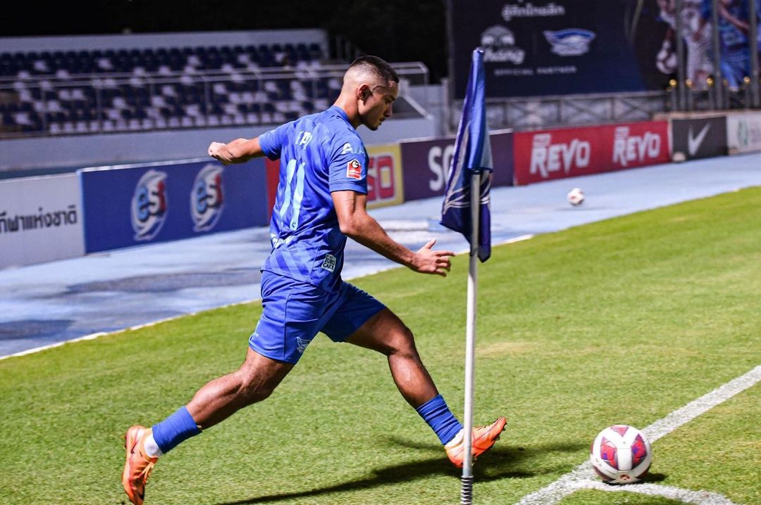 Faiq Bolkiah playing for Thai professional football club Chonburi.