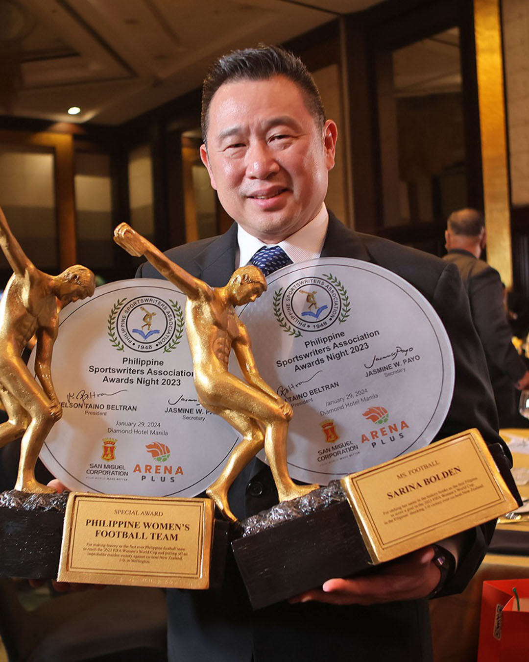 Jeff Cheng celebrating the Filipinas' awards at the 2023 Philippine Sportswriters Association Awards Night.