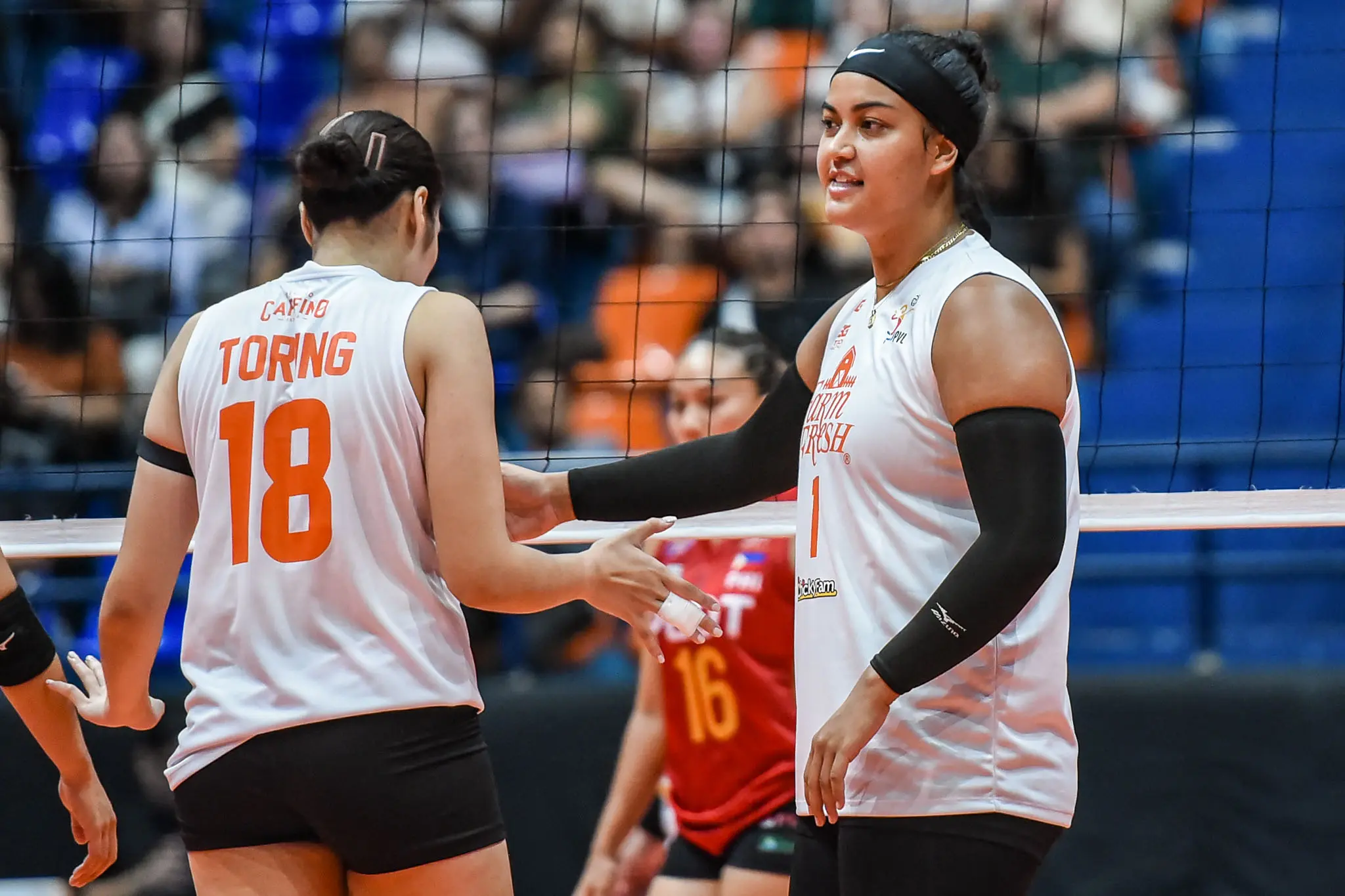 Pvl on tour pldt vs farm fresh - alohi robins-hardy-2718 - the game Alohi Robins-Hardy with Farm Fresh teammate Lorene Toring.